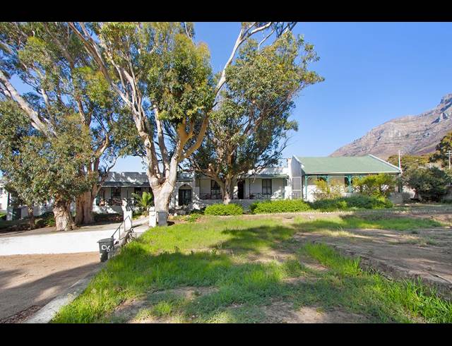 1,500M² GUESTHOUSE FOR SALE IN WALMER ESTATE